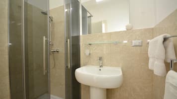 Basic-Zimmer | Badezimmer | Dusche, Handtücher