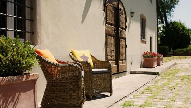 A courtyard with wicker chairs and a potted plant. - VILLA SOURROUNDED WITH VINEYARDS - BORGO CASANOVA (Pontassieve)