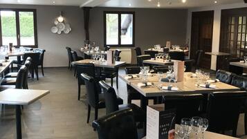 Se sirven desayunos, almuerzos, cenas y cocina local