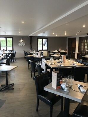 供應早餐、午餐和晚餐，當地料理