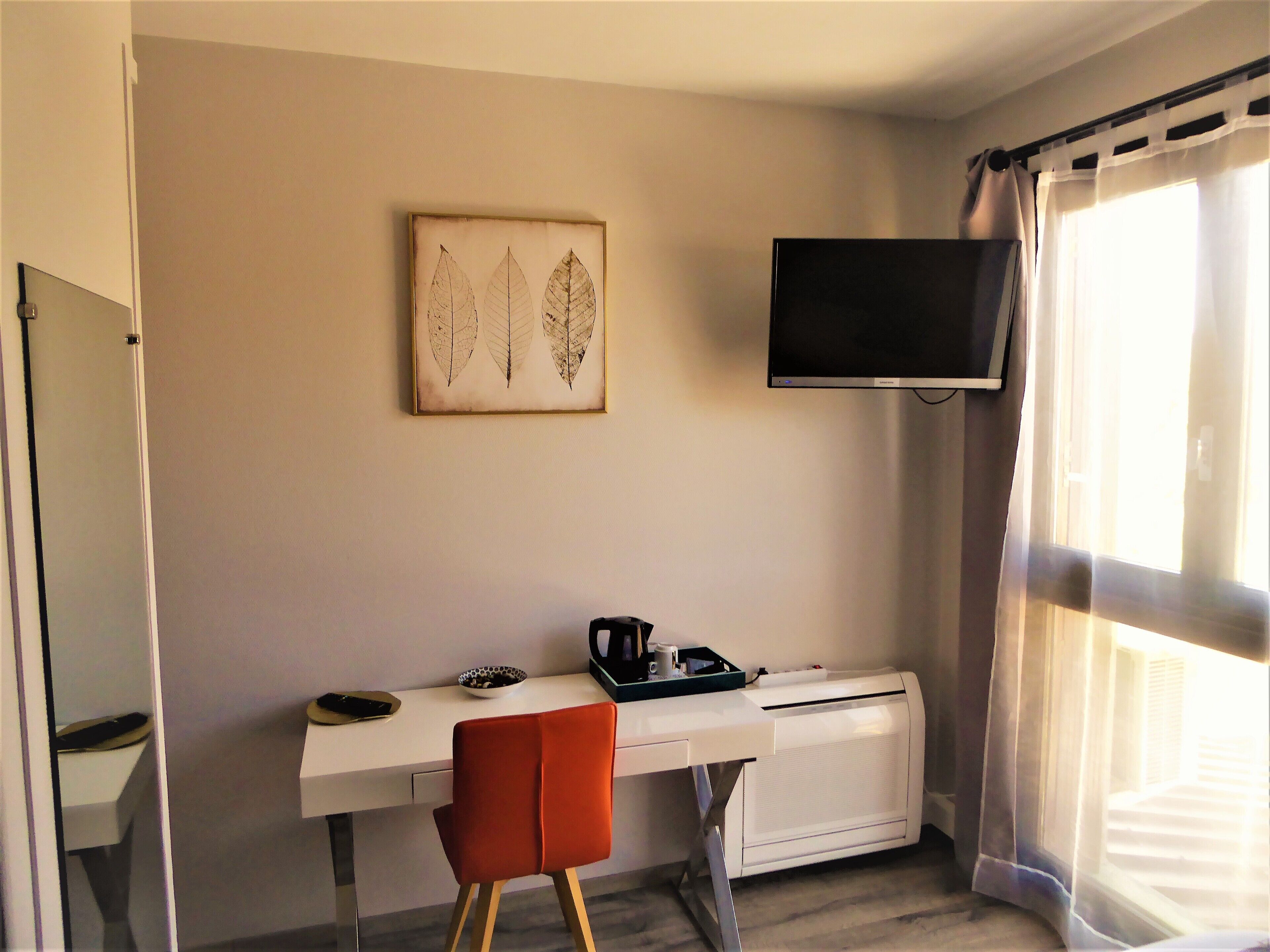 classic room | living area | flat-screen tv