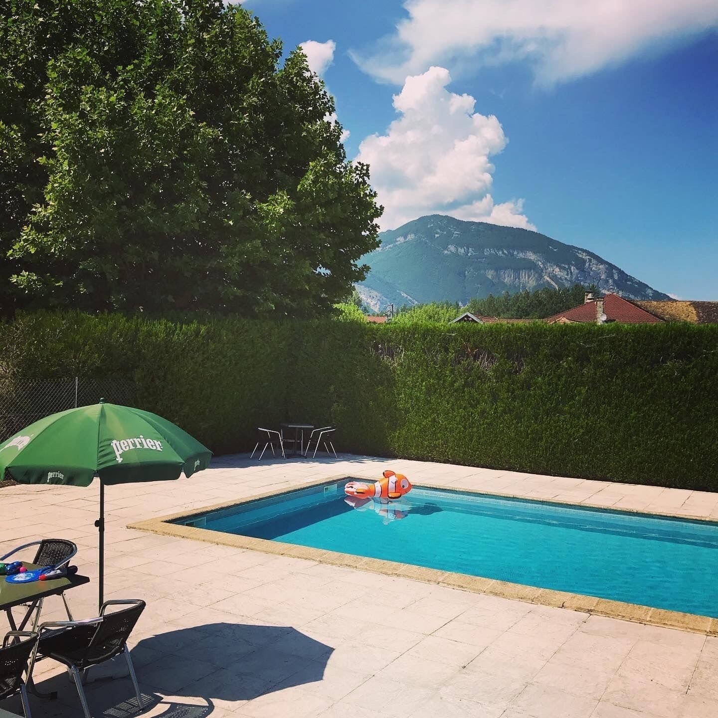 季節性室外泳池；09:00 至 20:00 開放；泳池傘、躺椅