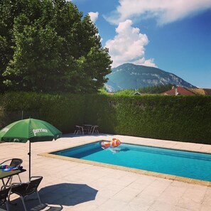 季节性开放的室外游泳池,09:00 至 20:00 开放,池畔遮阳伞,日光浴躺椅