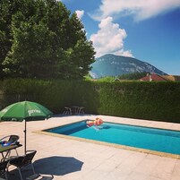 Piscina externa sazonal, funciona das 9h às 20h, guarda-sóis