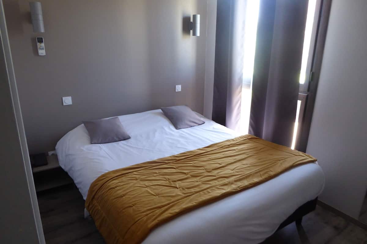 classic room | individually decorated, individually furnished, iron/ironing board