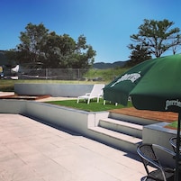 Piscina externa sazonal, funciona das 9h às 20h, guarda-sóis