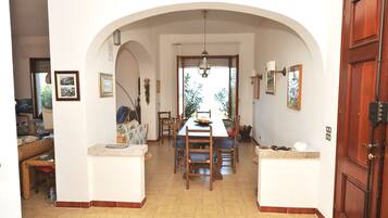 Villa, 4 Schlafzimmer, Gartenblick (Villa Enfola) | Essbereich im Zimmer