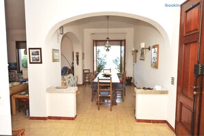 Villa, 4 Schlafzimmer, Gartenblick (Villa Enfola) | Essbereich im Zimmer