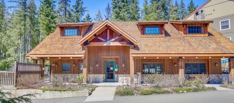 Beautifully updated Mt. Hood condo with pool/hot tub & easy access to skiing