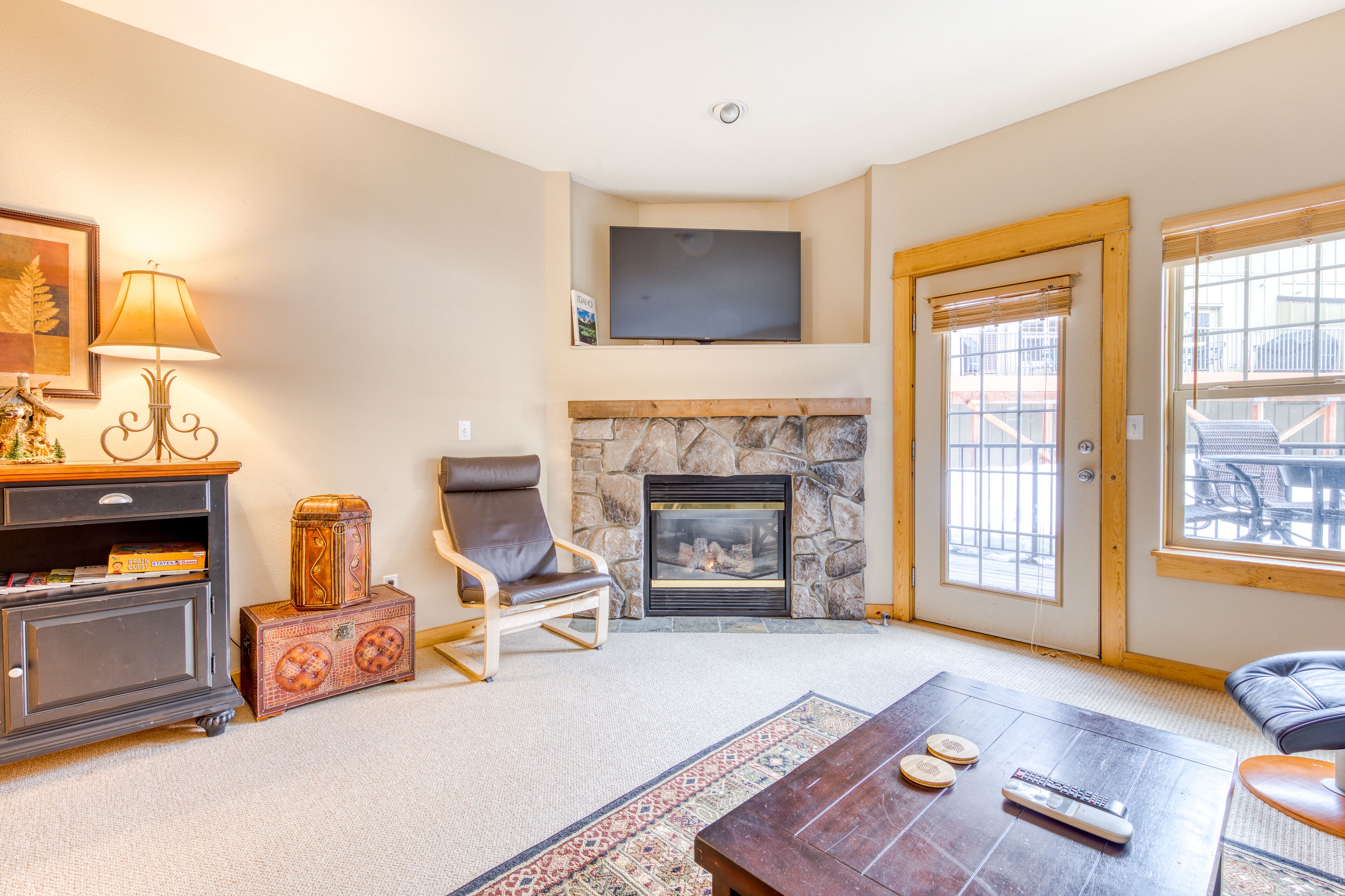Beautifully updated Mt. Hood condo with pool/hot tub & easy access to skiing