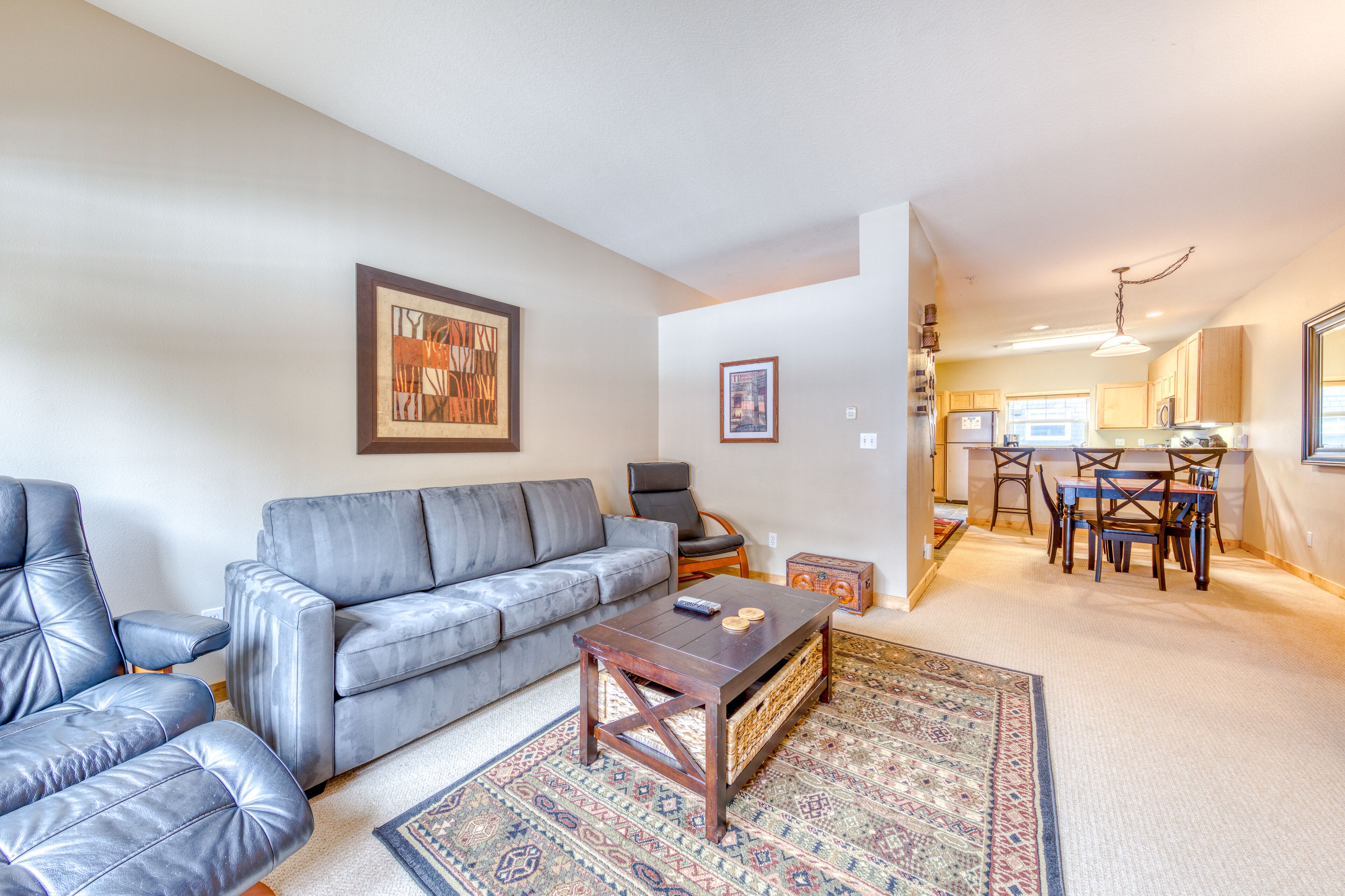 Beautifully updated Mt. Hood condo with pool/hot tub & easy access to skiing