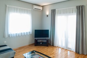 Huoneisto (Luxury 3 Bedroom Apt with Terrace) | Olohuone | Taulutelevisio