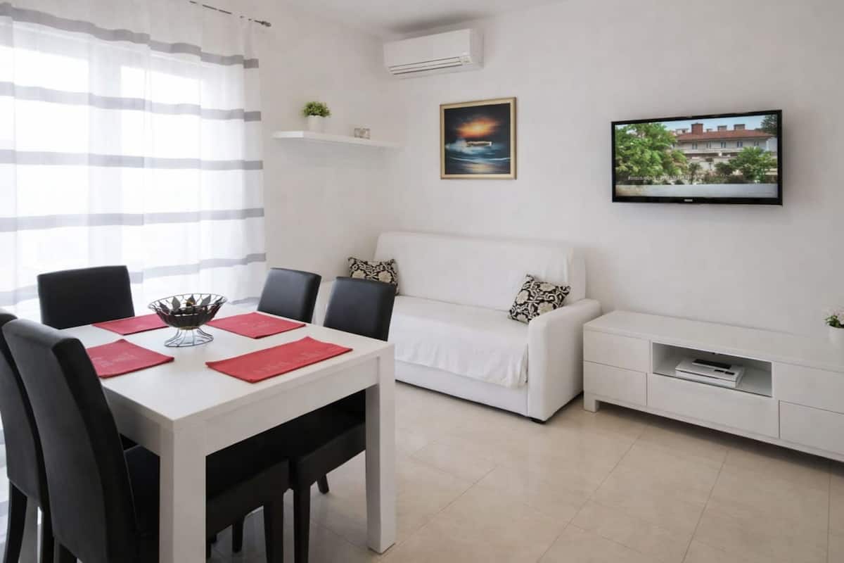 Apartment (One bedroom apartment with terrace) | Living room
