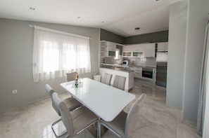 Apartment (Luxury 3 Bedroom Apt with Terrace) | In-room dining - Apartments Anita (Split)