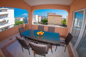 Huoneisto (Luxury 3 Bedroom Apt with Terrace) | Terassi/patio