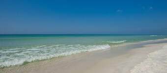 Classic Beach Retreat, Steps to Beach + Free Attraction Tickets!