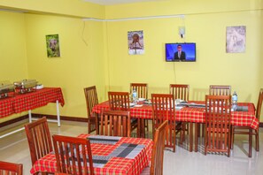 Breakfast, lunch, dinner served; local and international cuisine  - Arusha Family Retreat Resort (Arusha)