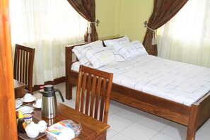 Quarto casal standard | Escrivaninha, cortinas blackout, ferros/tábuas de passar roupa