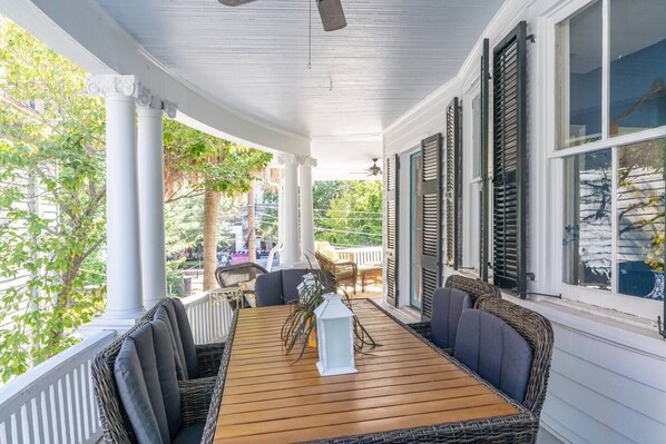 Outdoor dining - Bee & Blossom | Historic Charm (Charleston)