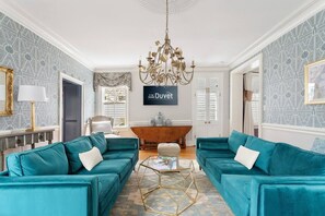 TV, offices - Bee & Blossom | Historic Charm (Charleston)