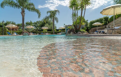 Apartment in villa with swimming pool 