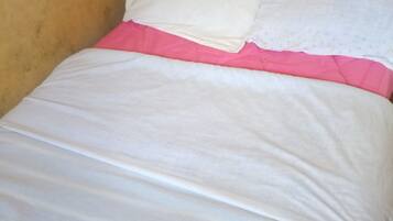 Single Room | Desk, bed sheets