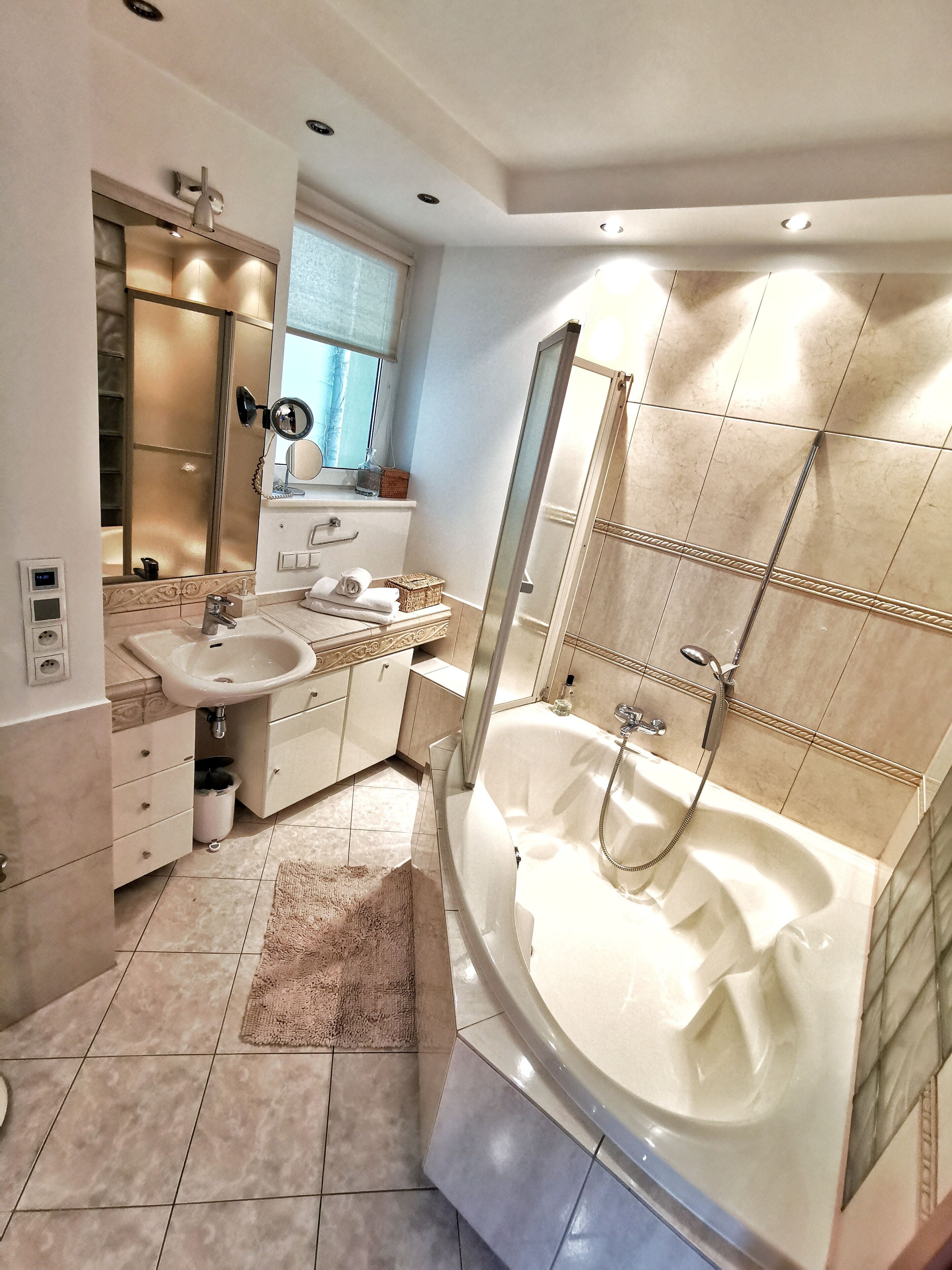 Premier-Apartment | Badezimmer | Haartrockner, Handtücher, Seife, Shampoo