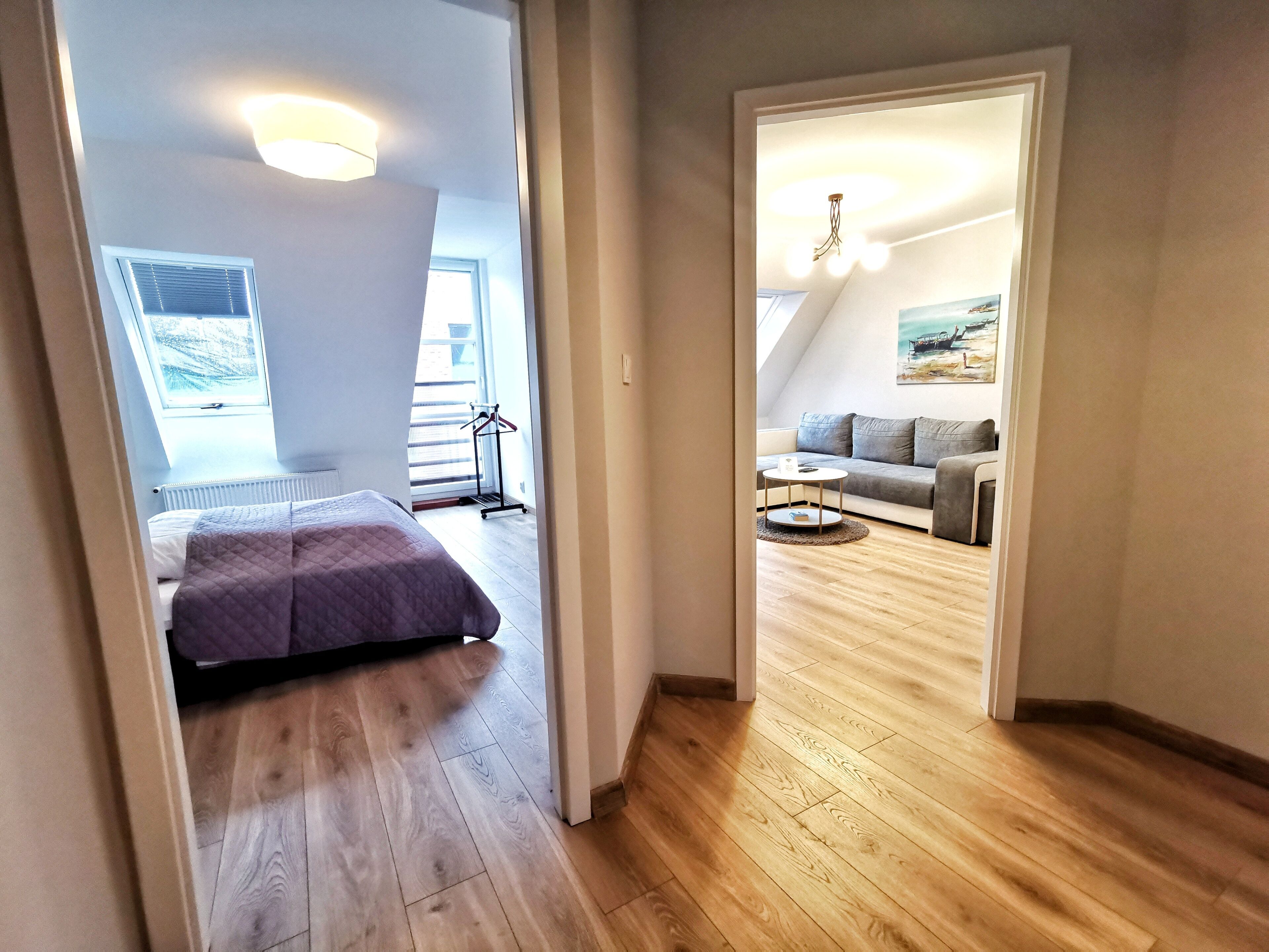 Ein modernes Schlafzimmer mit einem Bett, einer Heizung und einem Fenster.