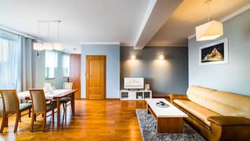 Junior Apartment | Living room | Flat-screen TV