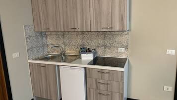 Kühlschrank, Herdplatte, Wasserkocher mit Kaffee-/Teezubehör