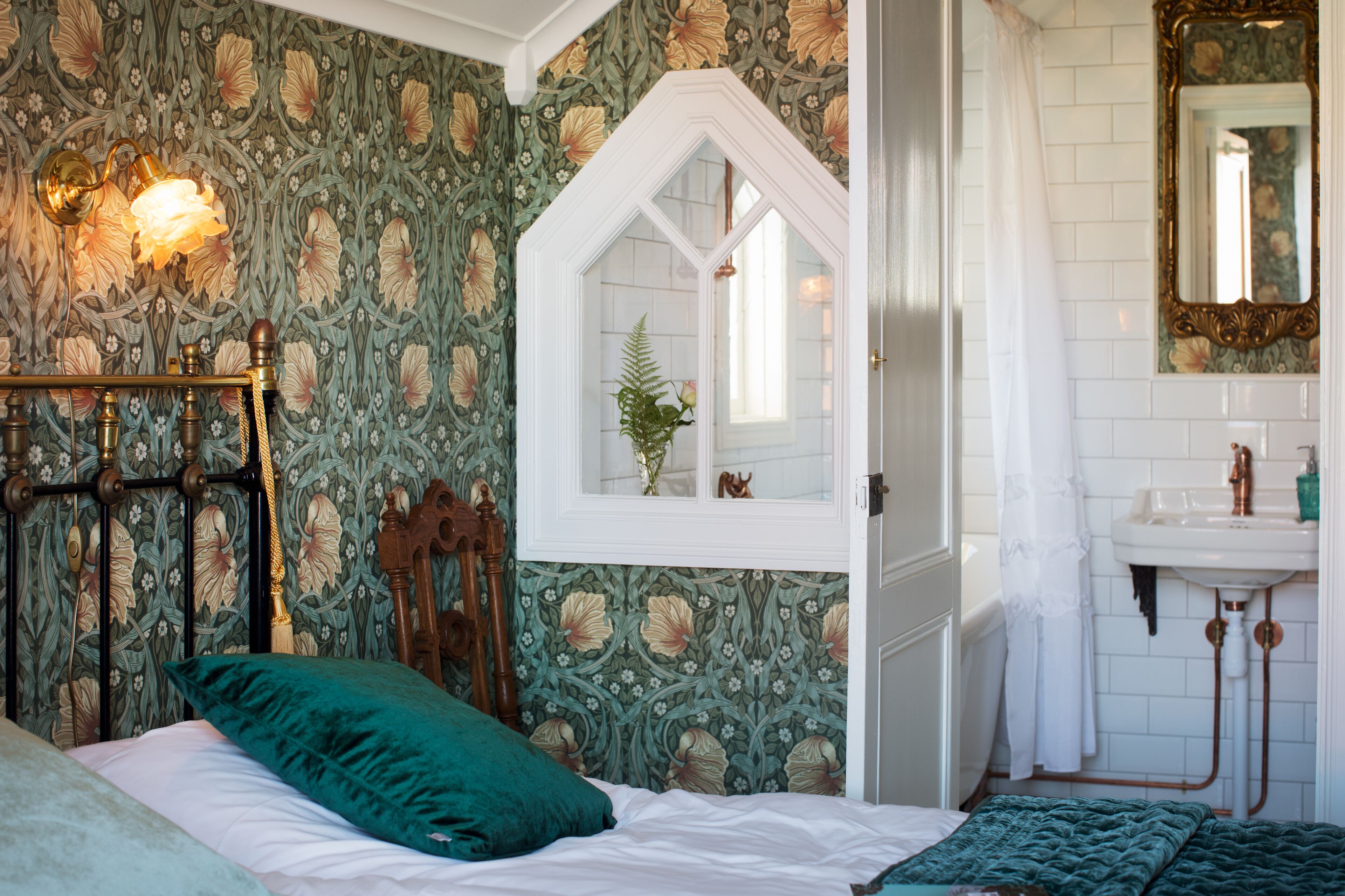 romantic double room | 1 bedroom, individually decorated, individually furnished