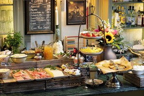 Free daily buffet breakfast