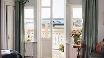 1 bedroom, individually decorated, individually furnished