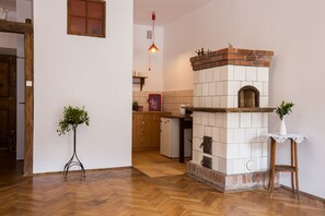 Studio Classic | Eget pentry | Stort kylskåp, spishäll, kaffe- och tebryggare och vattenkokare