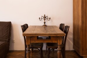 Classic-Studio | Essbereich im Zimmer