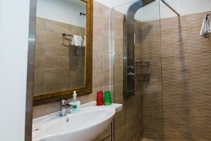 وحدات دش مع أحواض استحمام، مجففات شعر، برانس (أردية) حمّام، مناشف