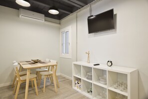 TV - Stay U-nique Apartment Llobregat (L'Hospitalet de Llobregat)