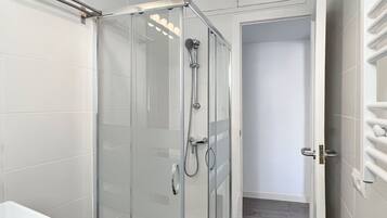 Douche, sĂšche-cheveux, serviettes fournies, savon