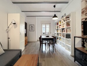 TV - Stay U-nique Apartment Legalitat (Barcelona)