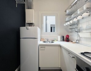 Private kitchen | Fridge, microwave, oven, stovetop