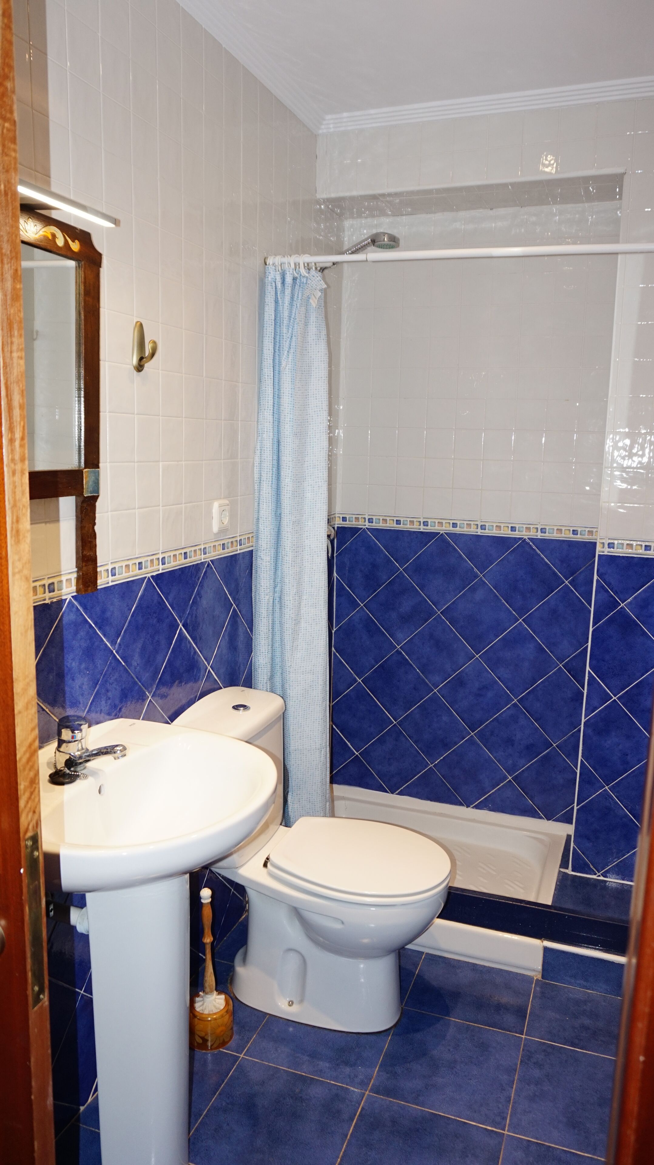 Een douche, een haardroger, handdoeken, toiletpapier
