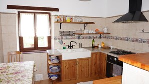 Een koelkast, een microgolfoven, een oven