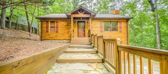 Woodsy retreat w/ firepit, tennis, & basketball court access