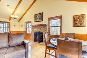 Dining - Woodsy retreat w/ firepit, tennis, & basketball court access (Ellijay)