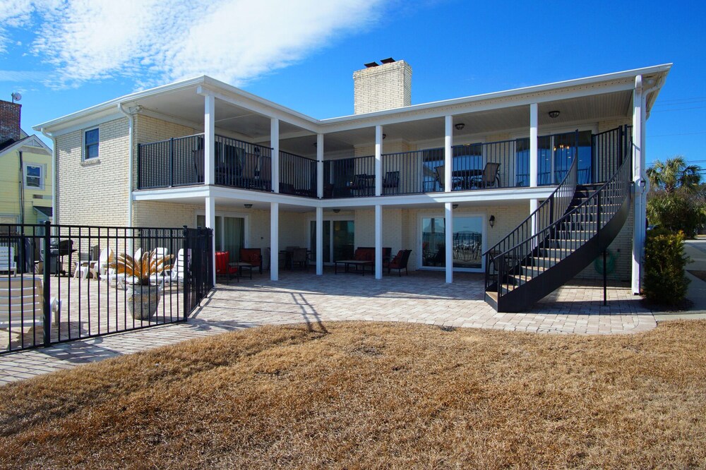 Beautiful 7 BD oceanfront house with a private pool located on the Golden Mile