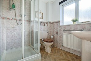 Combined shower/bathtub, free toiletries, hair dryer, towels