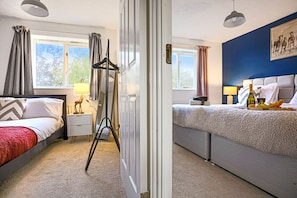 3 bedrooms, desk, soundproofing, iron/ironing board