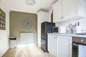 Fridge, microwave, oven, stovetop - City Centre House • Pool Table • Driveway Parking • Sky TV • Fast Wifi •  Yoko Property (Milton Keynes)