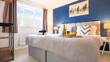 3 bedrooms, desk, soundproofing, iron/ironing board