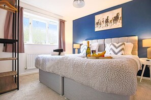 3 bedrooms, desk, soundproofing, iron/ironing board